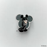 「『キングダム ハーツ』ソラ、王様たちのピンズがカッコイイ！オシャレなキーブレードチャーム付きペンケースなどが予約受付中」の画像2