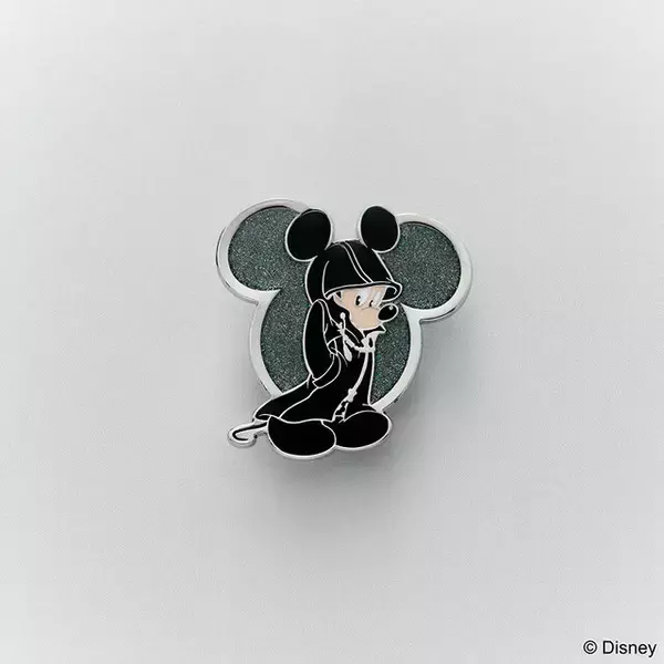 「『キングダム ハーツ』ソラ、王様たちのピンズがカッコイイ！オシャレなキーブレードチャーム付きペンケースなどが予約受付中」の画像