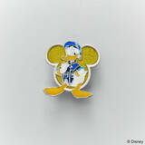 「『キングダム ハーツ』ソラ、王様たちのピンズがカッコイイ！オシャレなキーブレードチャーム付きペンケースなどが予約受付中」の画像3