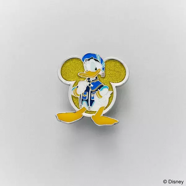 「『キングダム ハーツ』ソラ、王様たちのピンズがカッコイイ！オシャレなキーブレードチャーム付きペンケースなどが予約受付中」の画像