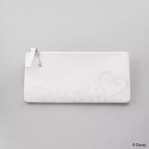 「『キングダム ハーツ』ソラ、王様たちのピンズがカッコイイ！オシャレなキーブレードチャーム付きペンケースなどが予約受付中」の画像