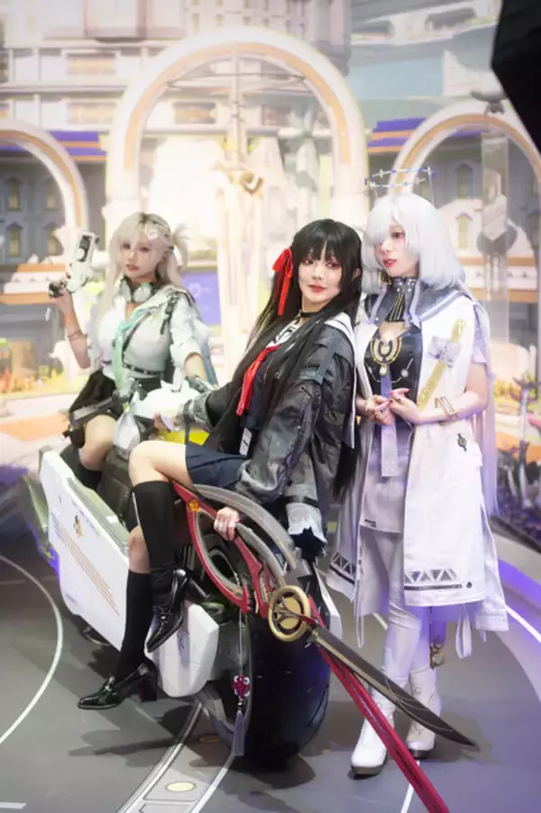 「【コスプレ】2ショット撮影ができた『鳴潮』ブース！スレンダーな美脚が光る千咲の美女レイヤーが素晴らしい【台北ゲームショウ2026】」の画像