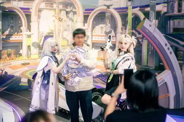 「【コスプレ】2ショット撮影ができた『鳴潮』ブース！スレンダーな美脚が光る千咲の美女レイヤーが素晴らしい【台北ゲームショウ2026】」の画像