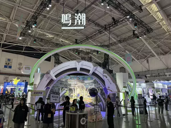 「【コスプレ】2ショット撮影ができた『鳴潮』ブース！スレンダーな美脚が光る千咲の美女レイヤーが素晴らしい【台北ゲームショウ2026】」の画像