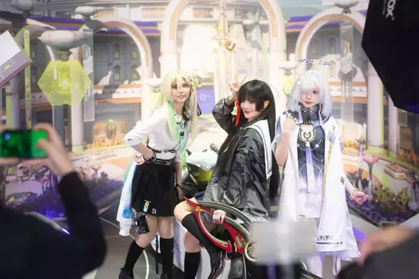 「【コスプレ】2ショット撮影ができた『鳴潮』ブース！スレンダーな美脚が光る千咲の美女レイヤーが素晴らしい【台北ゲームショウ2026】」の画像