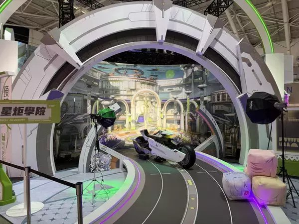 「【コスプレ】2ショット撮影ができた『鳴潮』ブース！スレンダーな美脚が光る千咲の美女レイヤーが素晴らしい【台北ゲームショウ2026】」の画像