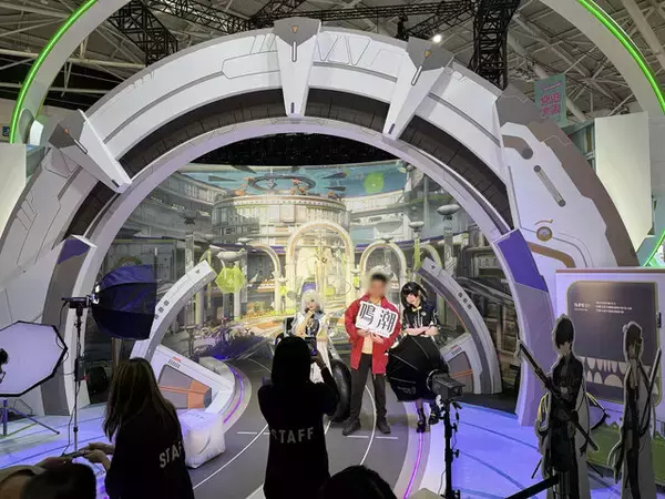 「【コスプレ】2ショット撮影ができた『鳴潮』ブース！スレンダーな美脚が光る千咲の美女レイヤーが素晴らしい【台北ゲームショウ2026】」の画像