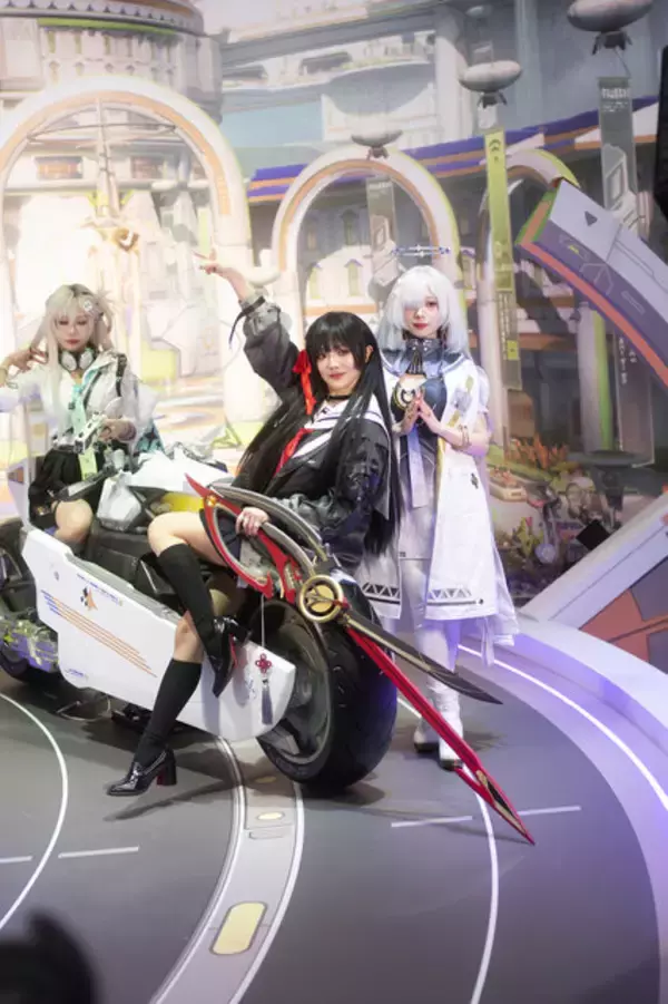 「【コスプレ】2ショット撮影ができた『鳴潮』ブース！スレンダーな美脚が光る千咲の美女レイヤーが素晴らしい【台北ゲームショウ2026】」の画像