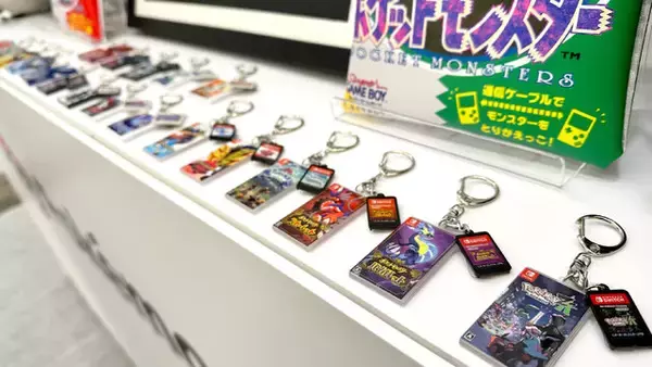 「『ポケモン』歴代パッケージがピンバッジやキーホルダーに！ 30周年記念グッズが続々発表」の画像
