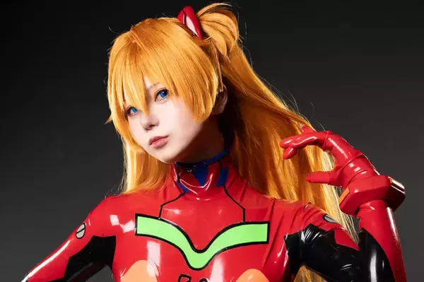 【コスプレ】「エヴァ」アスカのピチテカでしなやかな曲線美！ラバースーツを愛する博多美女が目指す到達点【写真10枚】