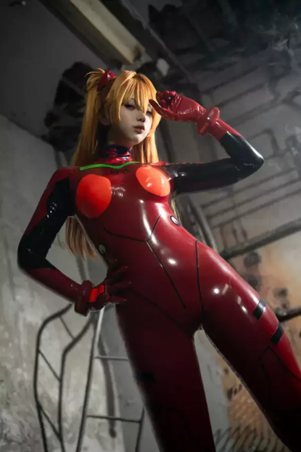 「【コスプレ】「エヴァ」アスカのピチテカでしなやかな曲線美！ラバースーツを愛する博多美女が目指す到達点【写真10枚】」の画像