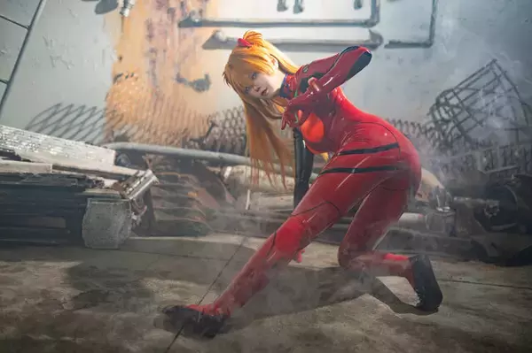 「【コスプレ】「エヴァ」アスカのピチテカでしなやかな曲線美！ラバースーツを愛する博多美女が目指す到達点【写真10枚】」の画像