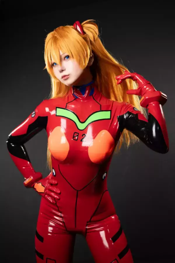 「【コスプレ】「エヴァ」アスカのピチテカでしなやかな曲線美！ラバースーツを愛する博多美女が目指す到達点【写真10枚】」の画像