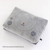 「初代プレステのクッションが順次発売！『ASTRO BOT』チャームは持ち歩けて、リストレストとして活用可能」の画像2