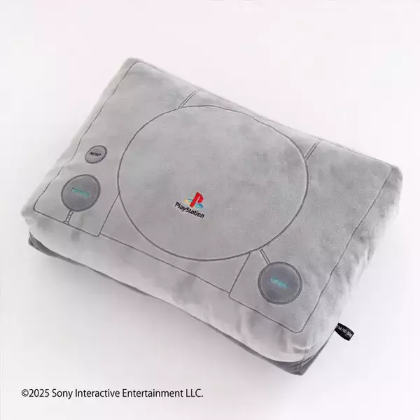 「初代プレステのクッションが順次発売！『ASTRO BOT』チャームは持ち歩けて、リストレストとして活用可能」の画像