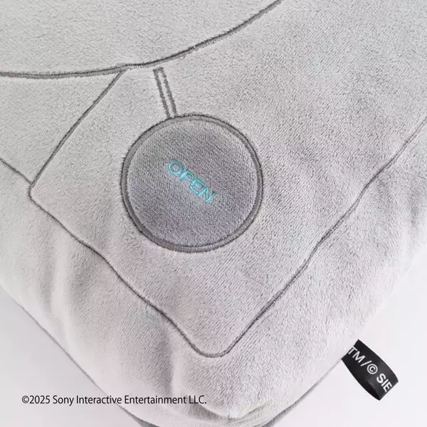 「初代プレステのクッションが順次発売！『ASTRO BOT』チャームは持ち歩けて、リストレストとして活用可能」の画像