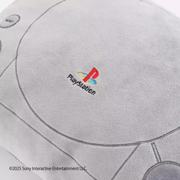 「初代プレステのクッションが順次発売！『ASTRO BOT』チャームは持ち歩けて、リストレストとして活用可能」の画像