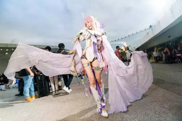 「【コスプレ】台湾美女の『崩壊3rd』エリシアが舞う！スラリとした細身の長身を活かした美しいポージングが躍動する【写真9枚】」の画像