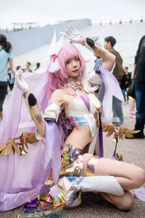 「【コスプレ】台湾美女の『崩壊3rd』エリシアが舞う！スラリとした細身の長身を活かした美しいポージングが躍動する【写真9枚】」の画像