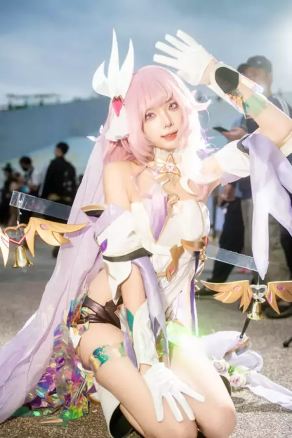 「【コスプレ】台湾美女の『崩壊3rd』エリシアが舞う！スラリとした細身の長身を活かした美しいポージングが躍動する【写真9枚】」の画像