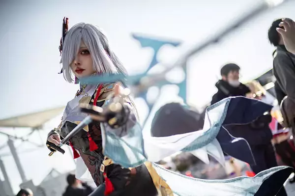 「【コミケ103】『原神』申鶴が透き通るような美しさ！長崎コスプレイヤーのポージングがキレッキレだった」の画像