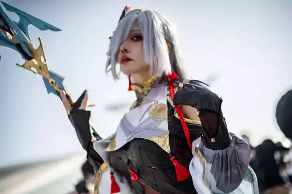 「【コミケ103】『原神』申鶴が透き通るような美しさ！長崎コスプレイヤーのポージングがキレッキレだった」の画像