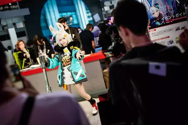 「【コスプレ】中国屈指の美女レイヤーがミニ丈の衣装で魅せる！日本ゲーム大賞「フューチャー部門」受賞『無限大ANANTA』のブースレポ【写真19枚】」の画像