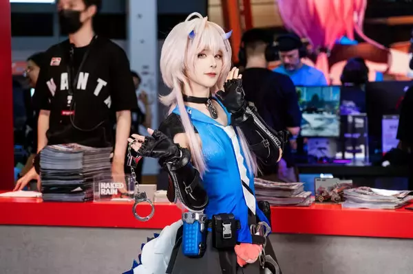「【コスプレ】中国屈指の美女レイヤーがミニ丈の衣装で魅せる！日本ゲーム大賞「フューチャー部門」受賞『無限大ANANTA』のブースレポ【写真19枚】」の画像