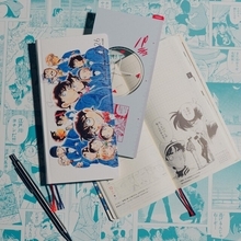 ほぼ日より「名探偵コナン」コラボ文具が発売！一冊丸ごと原作イラストを使用した手帳、腕時計型麻酔銃の下敷きなど豊富なデザイン