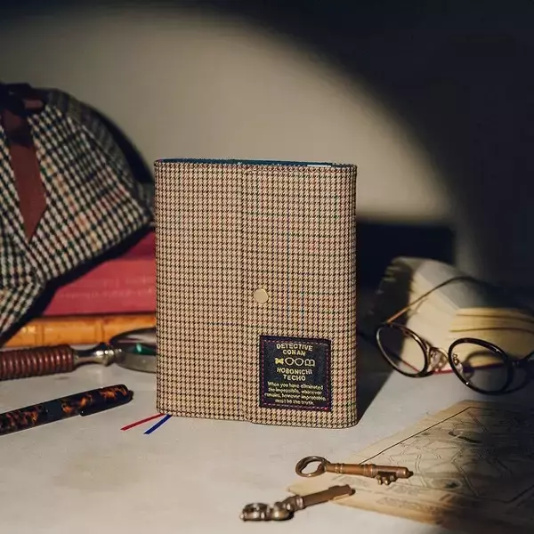 「ほぼ日より「名探偵コナン」コラボ文具が発売！一冊丸ごと原作イラストを使用した手帳、腕時計型麻酔銃の下敷きなど豊富なデザイン」の画像