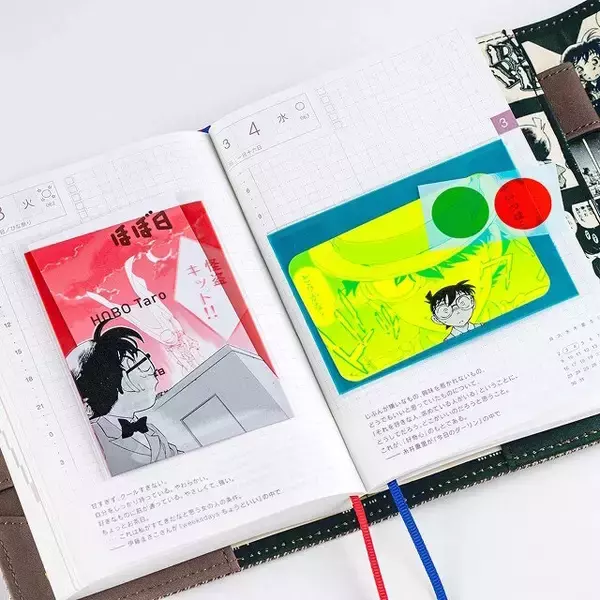 「ほぼ日より「名探偵コナン」コラボ文具が発売！一冊丸ごと原作イラストを使用した手帳、腕時計型麻酔銃の下敷きなど豊富なデザイン」の画像