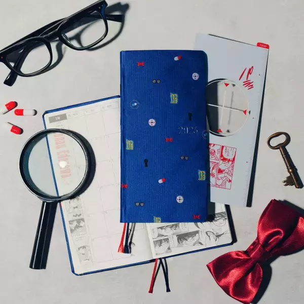 「ほぼ日より「名探偵コナン」コラボ文具が発売！一冊丸ごと原作イラストを使用した手帳、腕時計型麻酔銃の下敷きなど豊富なデザイン」の画像