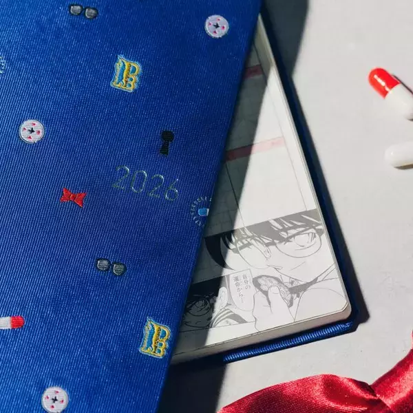 「ほぼ日より「名探偵コナン」コラボ文具が発売！一冊丸ごと原作イラストを使用した手帳、腕時計型麻酔銃の下敷きなど豊富なデザイン」の画像