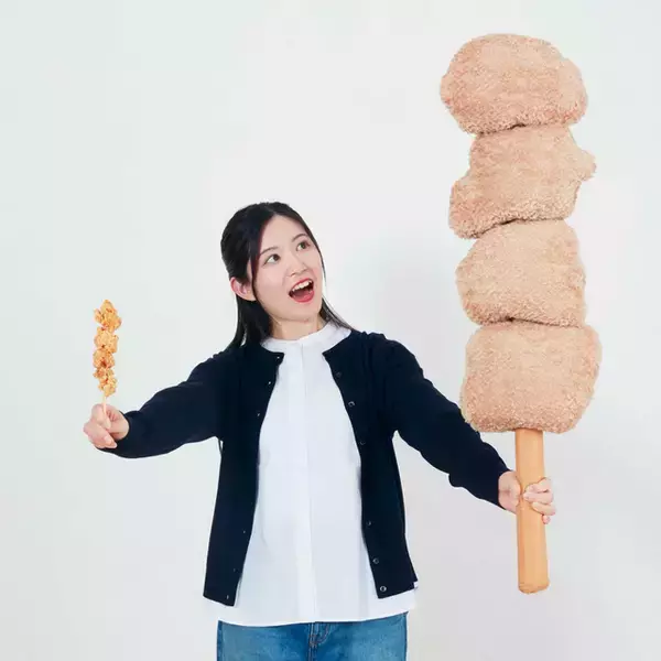 「「セブン‐イレブン」人気商品をグッズ化した「Happyくじ」が3月13日発売！巨大なからあげ棒ぬいぐるみや、“金”シリーズのブランケットなどユニーク」の画像