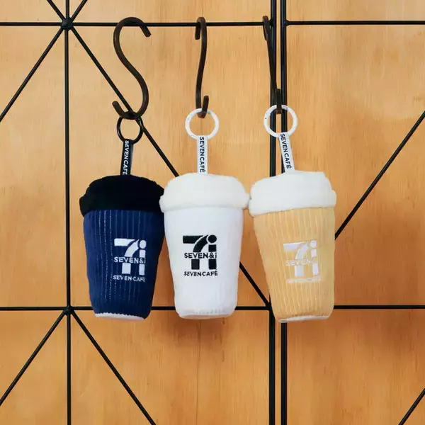 「「セブン‐イレブン」人気商品をグッズ化した「Happyくじ」が3月13日発売！巨大なからあげ棒ぬいぐるみや、“金”シリーズのブランケットなどユニーク」の画像