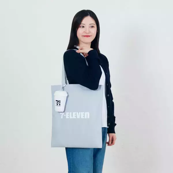 「「セブン‐イレブン」人気商品をグッズ化した「Happyくじ」が3月13日発売！巨大なからあげ棒ぬいぐるみや、“金”シリーズのブランケットなどユニーク」の画像