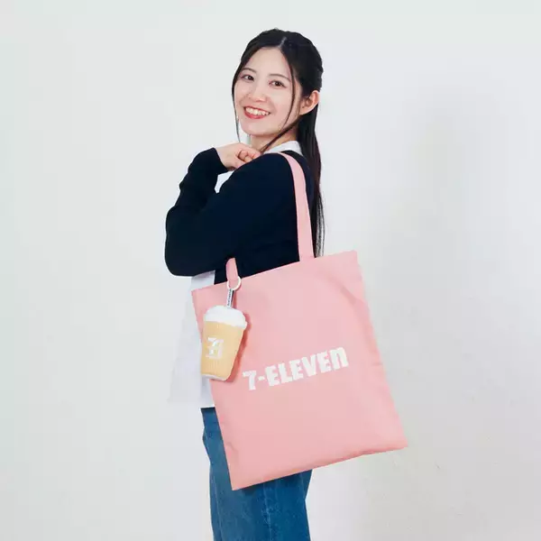 「「セブン‐イレブン」人気商品をグッズ化した「Happyくじ」が3月13日発売！巨大なからあげ棒ぬいぐるみや、“金”シリーズのブランケットなどユニーク」の画像