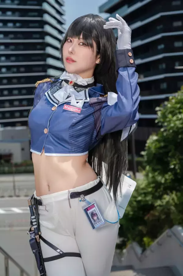 「【コスプレ】『NIKKE』マルチャーナのミリタリー風衣装をビシッと着こなす！クール＆セクシーな人気レイヤー・山中おくら」の画像
