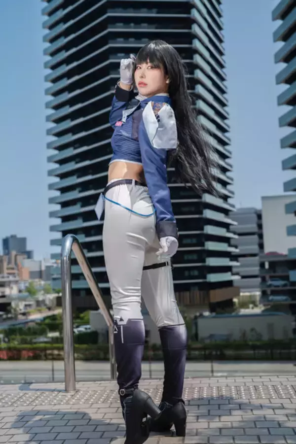 「【コスプレ】『NIKKE』マルチャーナのミリタリー風衣装をビシッと着こなす！クール＆セクシーな人気レイヤー・山中おくら」の画像