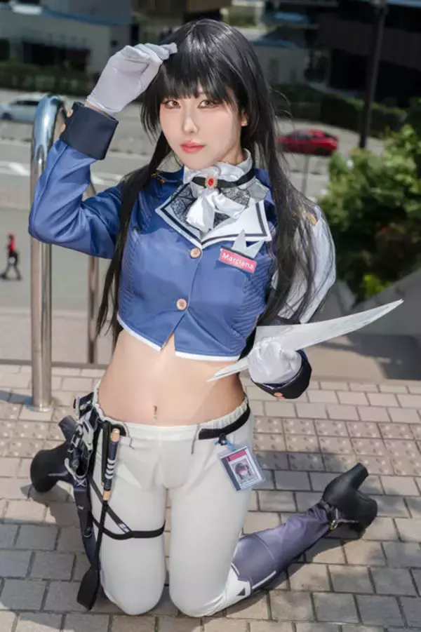 「【コスプレ】『NIKKE』マルチャーナのミリタリー風衣装をビシッと着こなす！クール＆セクシーな人気レイヤー・山中おくら」の画像