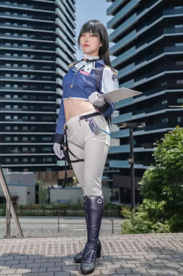 「【コスプレ】『NIKKE』マルチャーナのミリタリー風衣装をビシッと着こなす！クール＆セクシーな人気レイヤー・山中おくら」の画像