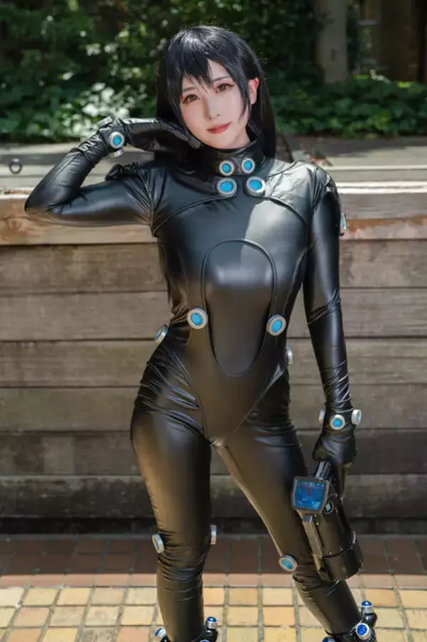 「【コスプレ】黒の全身スーツが美スタイルを際立たせる！キレのあるアクションポーズで魅せる「GANTZ」レイカが美しい【写真9枚】」の画像