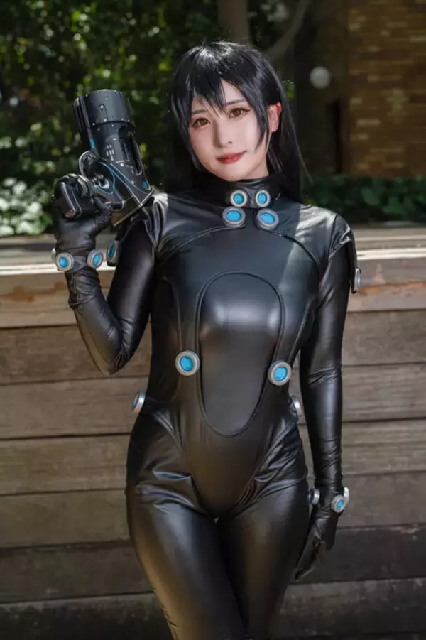 「【コスプレ】黒の全身スーツが美スタイルを際立たせる！キレのあるアクションポーズで魅せる「GANTZ」レイカが美しい【写真9枚】」の画像