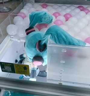 「そんなに嫌ですか？」 クレーンゲーム中の“拒絶ミクさん”に爆笑　絶妙な体勢で出口を拒む姿が話題に