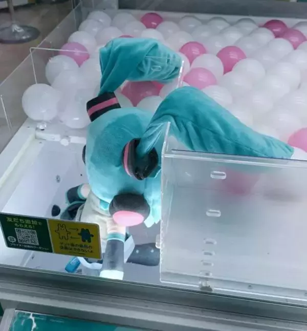 「そんなに嫌ですか？」 クレーンゲーム中の“拒絶ミクさん”に爆笑　絶妙な体勢で出口を拒む姿が話題に