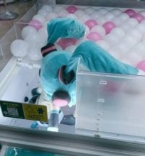 「そんなに嫌ですか？」 クレーンゲーム中の“拒絶ミクさん”に爆笑　絶妙な体勢で出口を拒む姿が話題に