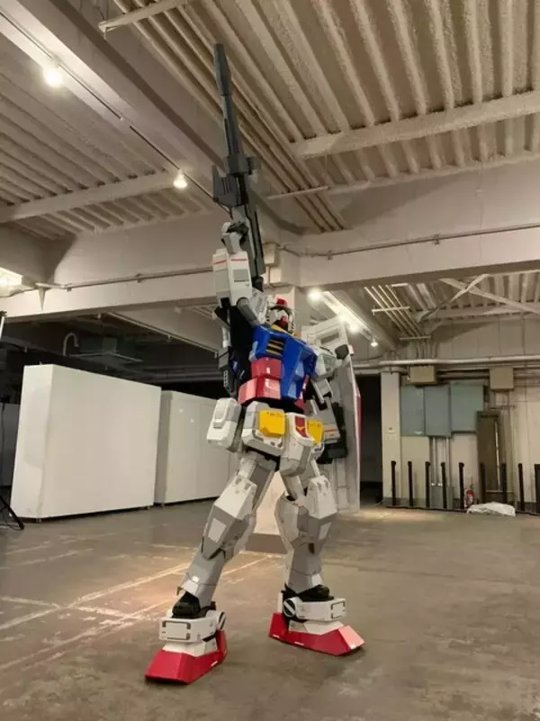 「ガンダム姿で結婚式に参列!?　「スーツで来て」と言われて“モビルスーツ”参戦を決めた男性に驚きと笑いの声」の画像