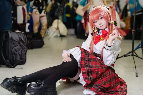 「【コスプレ】艶やかな黒髪×セーラー服が眩しい『鳴潮』千咲、トワ様や魅惑のバニー初音ミクまで「アコスタ池袋」美女レイヤー12選【写真53枚】」の画像