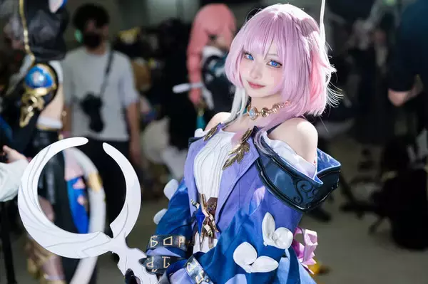 「【コスプレ】艶やかな黒髪×セーラー服が眩しい『鳴潮』千咲、トワ様や魅惑のバニー初音ミクまで「アコスタ池袋」美女レイヤー12選【写真53枚】」の画像