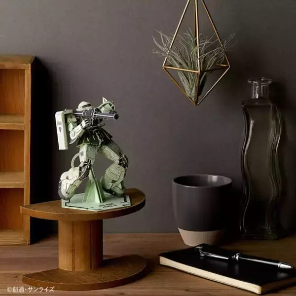 「紙で作るシャア専用ザクII…？紙製立体パズルのモビルスーツがかっこいいー約300個のパーツで「ザクII」を精密に再現」の画像